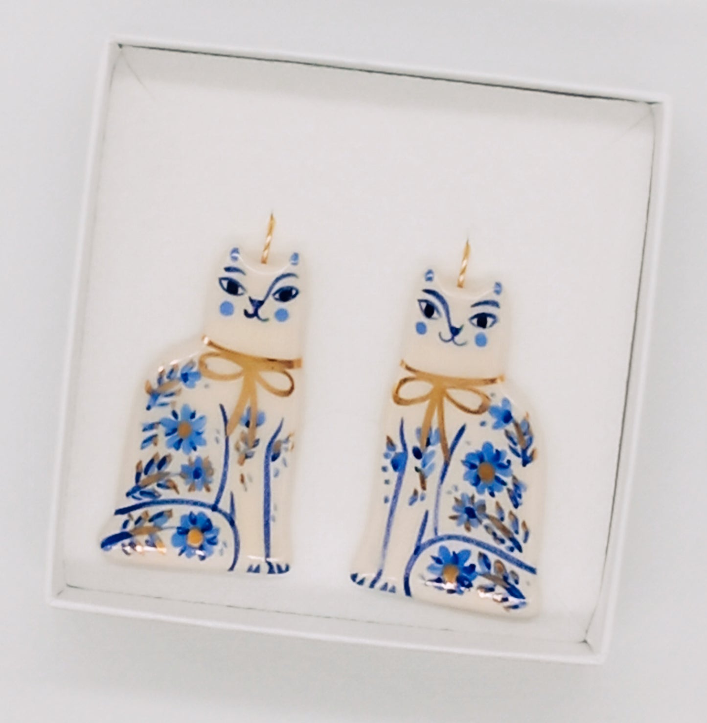 Blaue Katzen, Ohrringe